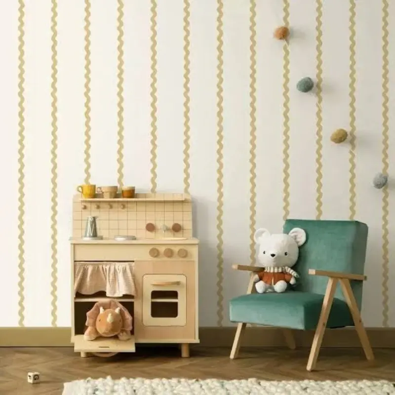 Pink floral wallpaper in girl’s room